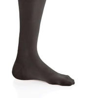 Detalle medias de compresión para hombre al muslo
