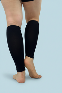 Manga de compresión para pantorrilla color negro, vista trasera, soporte y alivio de piernas cansadas - VieSalud

Black compression calf sleeve, back view, leg fatigue and swelling relief for men and women - VieSalud
