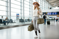 Mujer viajando con medias de compresión VieSalud