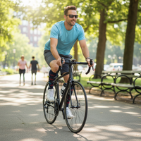 Hombre en bicicleta con medias Bikes