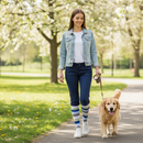 Mujer paseando perro con medias Baby Blue Stripes