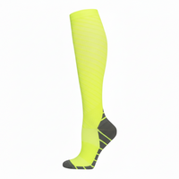 Medias deportivas de compresión unisex color amarillo, nivel 20-30 mmHg, a la rodilla para running y deportes - VieSalud.