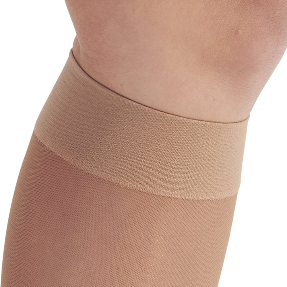 Detalle de medias de compresión para mujer a la rodilla , color beige, nivel 20-30 mmHg